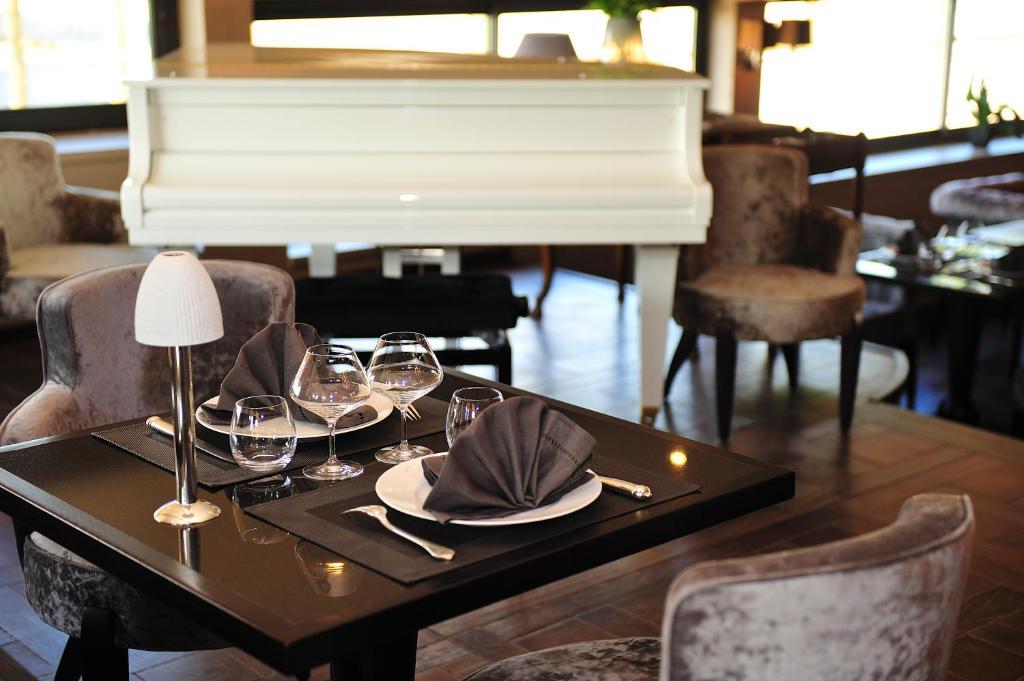 Le Domaine Chateau Du Faucon Donchery Restaurant foto